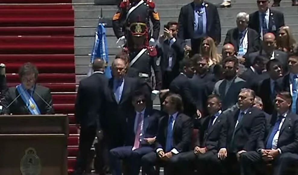 Bolsonaro se sentou entre chefes de Estado na posse de Milei