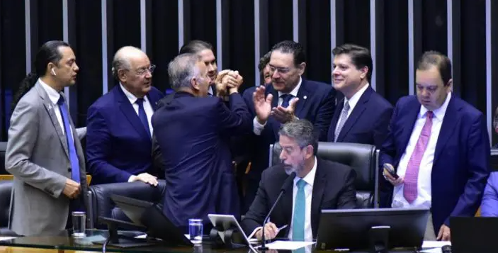 Câmara aprova em 2° turno PEC da reforma tributária