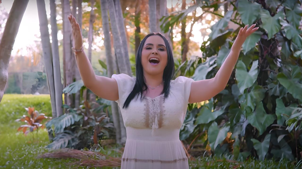 Cristiane Lourenço canta com autoridade espiritual a canção “Tá Cancelado”