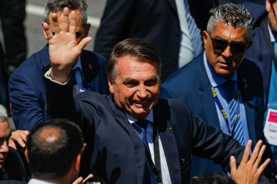 Jair Bolsonaro foi ovacionado ao chegar na posse de Javier Milei