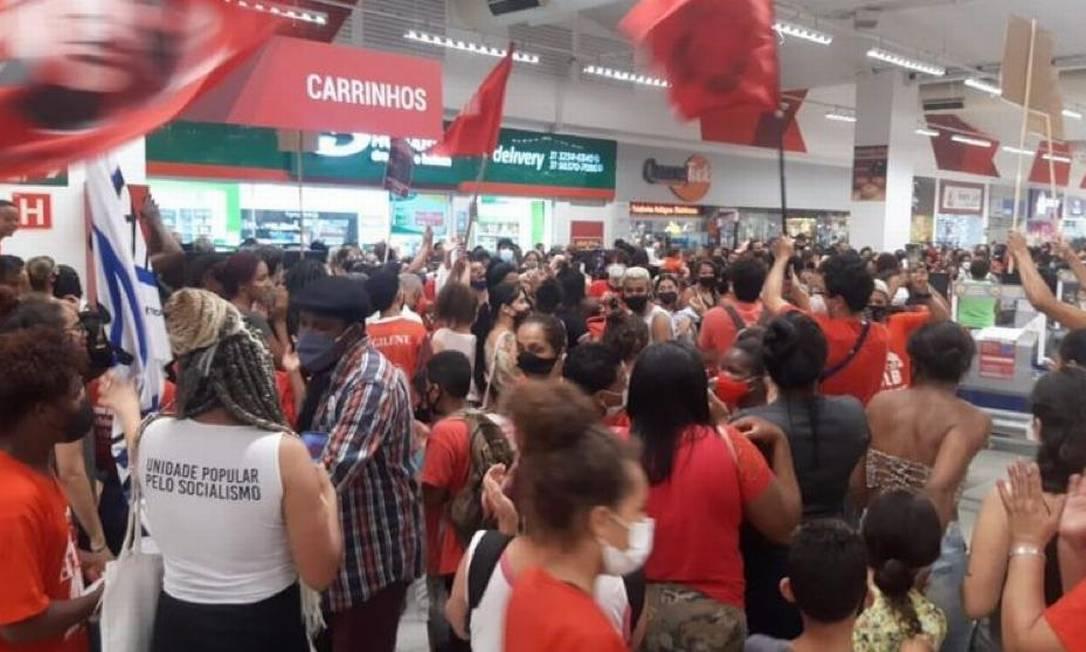 Militante da esquerda grava vídeo dizendo que estão ocupando supermercado para reivindicar cestas básicas e manifestar-se contra a 