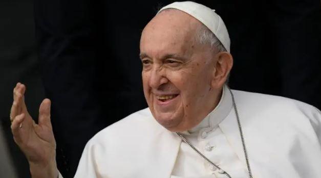 Papa Francisco permite que igreja abençoe união homossexual