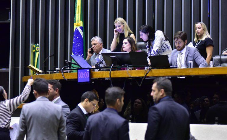 Por falta de apenas 3 votos, Câmara rejeita urgência para suspender restrições ao registro de armas