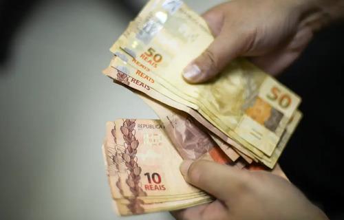Salário mínimo para 2024 de R$ 1.412 provoca críticas