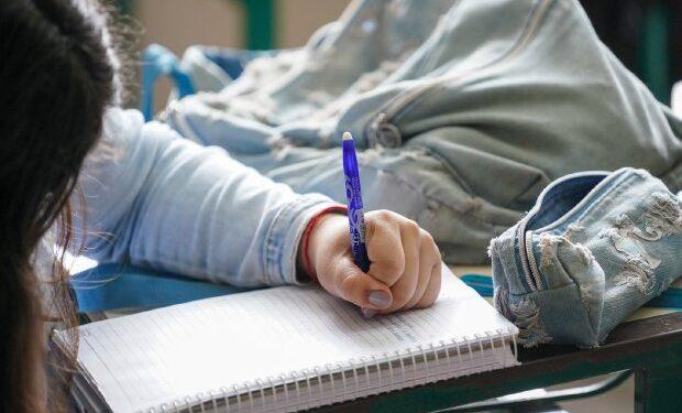 Senado aprova projeto de lei garantindo benefício mensal de R$ 200 a estudantes; confira os detalhes