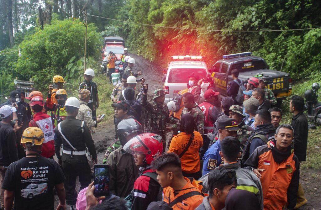 Vulcão mata 11 alpinistas e deixa 12 desaparecidos na Indonésia