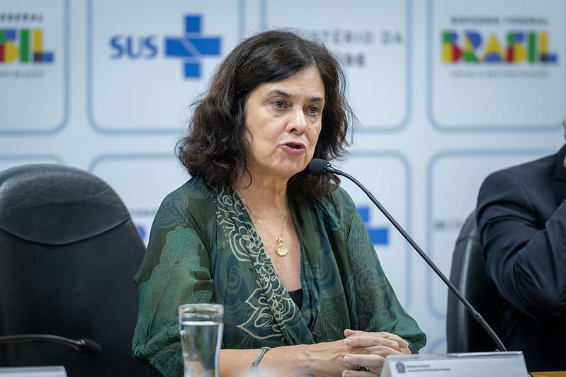 À espera da tradução da bula, Ministério da Saúde ainda não tem data para vacina de dengue