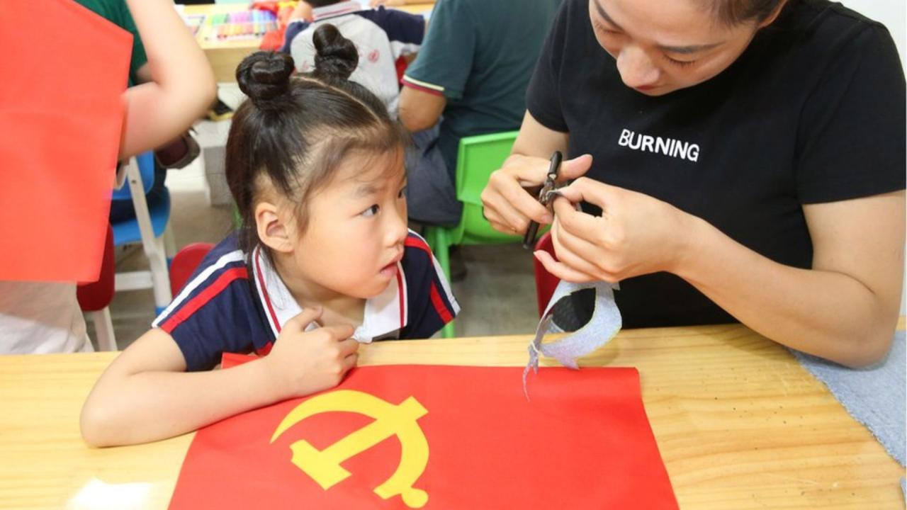 Atualidades Nova Lei da China obriga escolas e grupos religiosos a ensinarem doutrina comunista de Xi Jinping