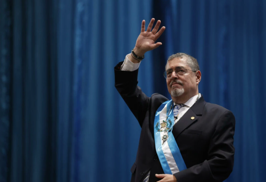 Com horas de atraso, presidente da Guatemala toma posse
