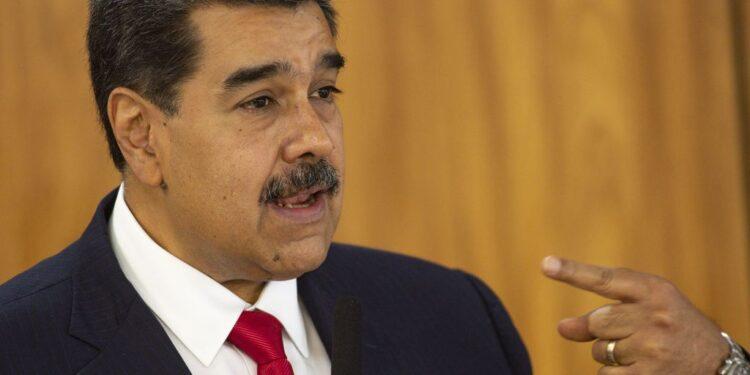 Ditadura venezuelana ordena prisão de jornalista e ativistas em novo ataque à liberdade de expressão