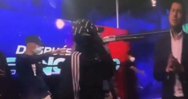 Grupo armado invade canal de TV no Equador e sequestra apresentador; crime é transmitido ao vivo