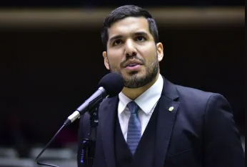 Investigação da PF mira André Fernandes por autodeclaração de cor/raça