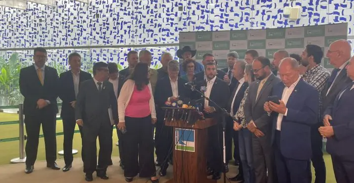 Oposição cobra Lira e Pacheco por defesa do Congresso