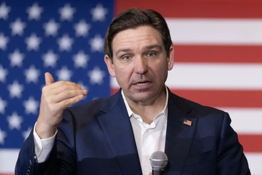 Ron DeSantis desiste de concorrer a presidente e apoiará Trump
