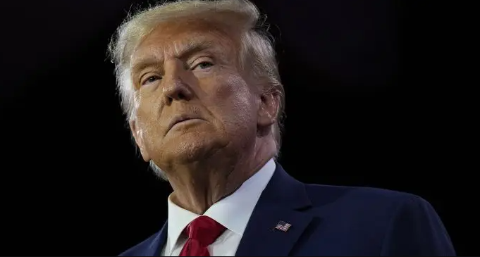 Trump alerta para fato de estarmos ‘à beira da 3ª Guerra Mundial’ e culpa a ‘fraqueza’ de Biden