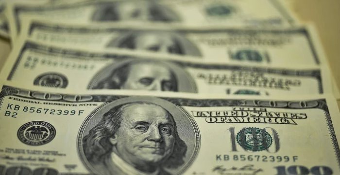 Brasileiros enviaram mais de US$ 2,1 bi ao exterior em 2023