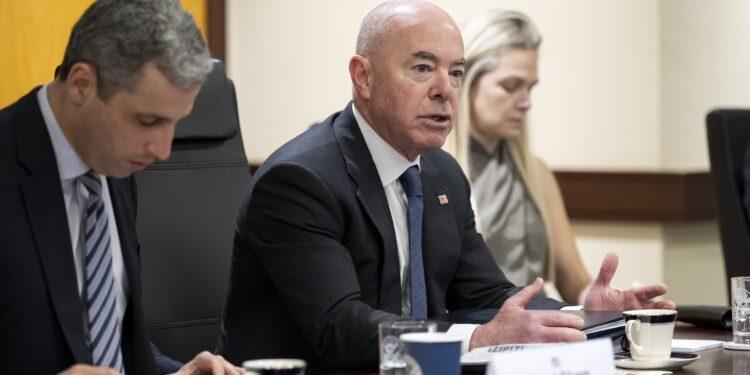 Câmara dos EUA aprova impeachment de secretário de Segurança de Biden