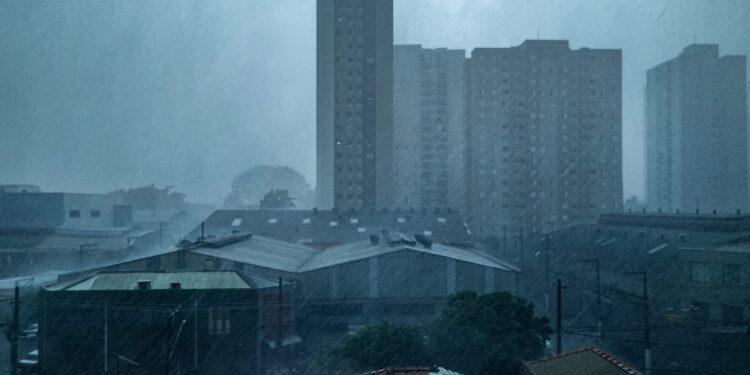 Frente fria se aproxima de São Paulo: População deve se preparar para possíveis alagamentos