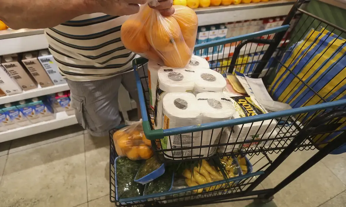 Governo Lula avalia livrar supermercados de acordo com sindicatos para trabalho nos feriados