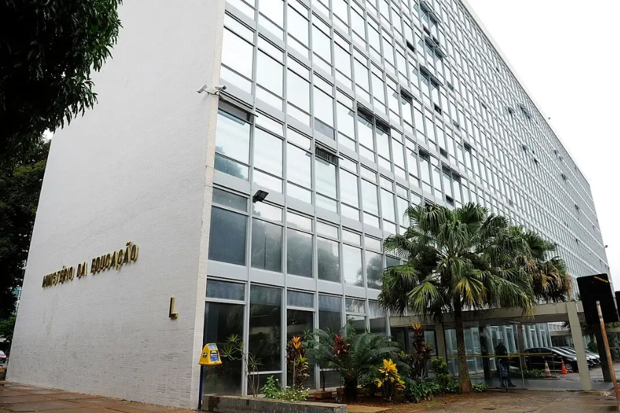 MEC demite concursados que denunciaram secretária por assédio moral