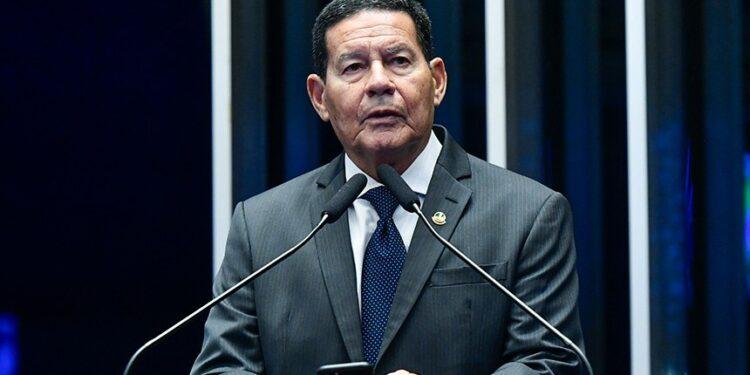 Mourão critica operação autorizada por Alexandre de Moraes: ‘Nem Hitler ousou isso. Forças Armadas não podem se omitir’