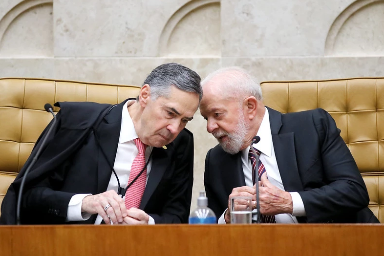 No STF, Lula defende regulação das redes sociais no país
