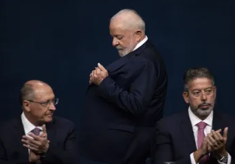 Políticos de partidos que integram base do governo também assinam pedido de impeachment de Lula