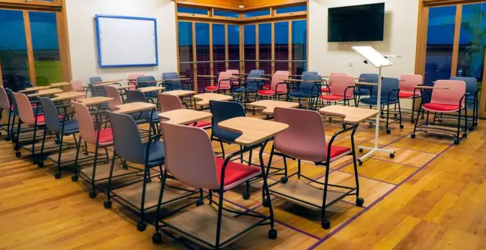 Tarcísio de Freitas reinaugura escola que foi destruída pela chuva em São Sebastião