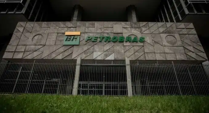 TCU aponta prejuízo de quase R$ 500 milhões em contrato da Petrobras durante governo Lula e cobra explicações