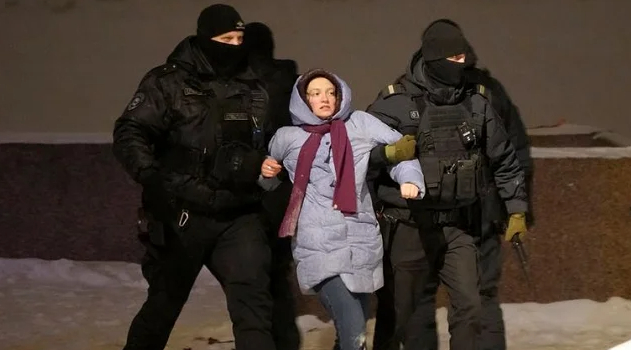 Tribunais russos sentenciam dezenas por protestos em memória de Alexei Navalny