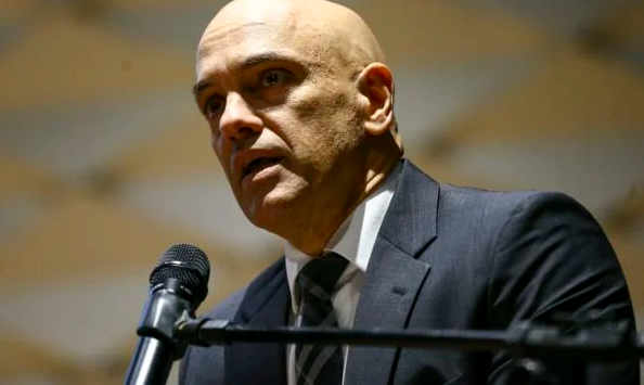 Alexandre de Moraes dá 15 dias para PGR decidir se denuncia Bolsonaro por suposto esquema de fraude em cartão de vacina