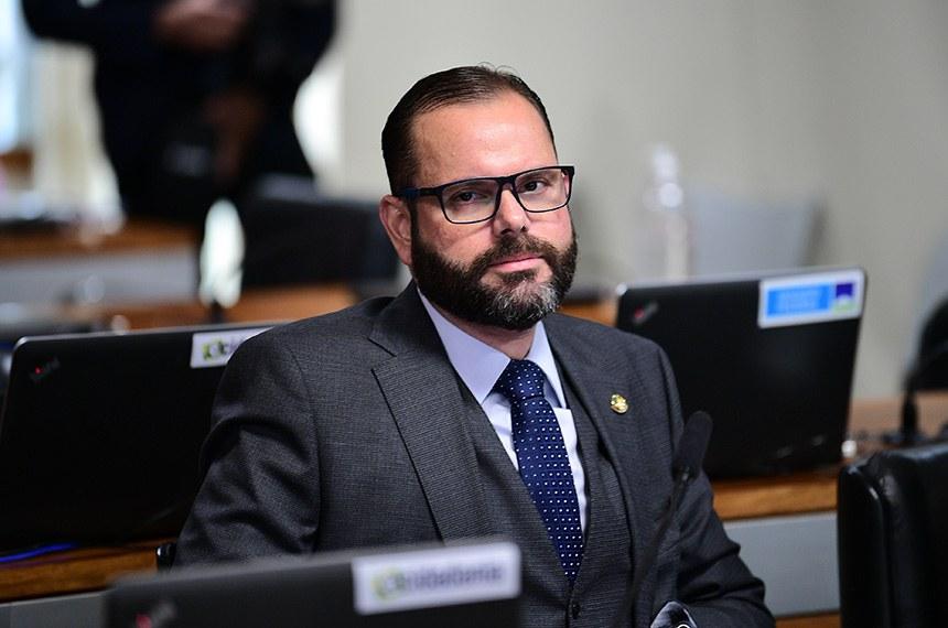 Comissão no Senado aprova projeto que limita remoção de conteúdo em redes sociais