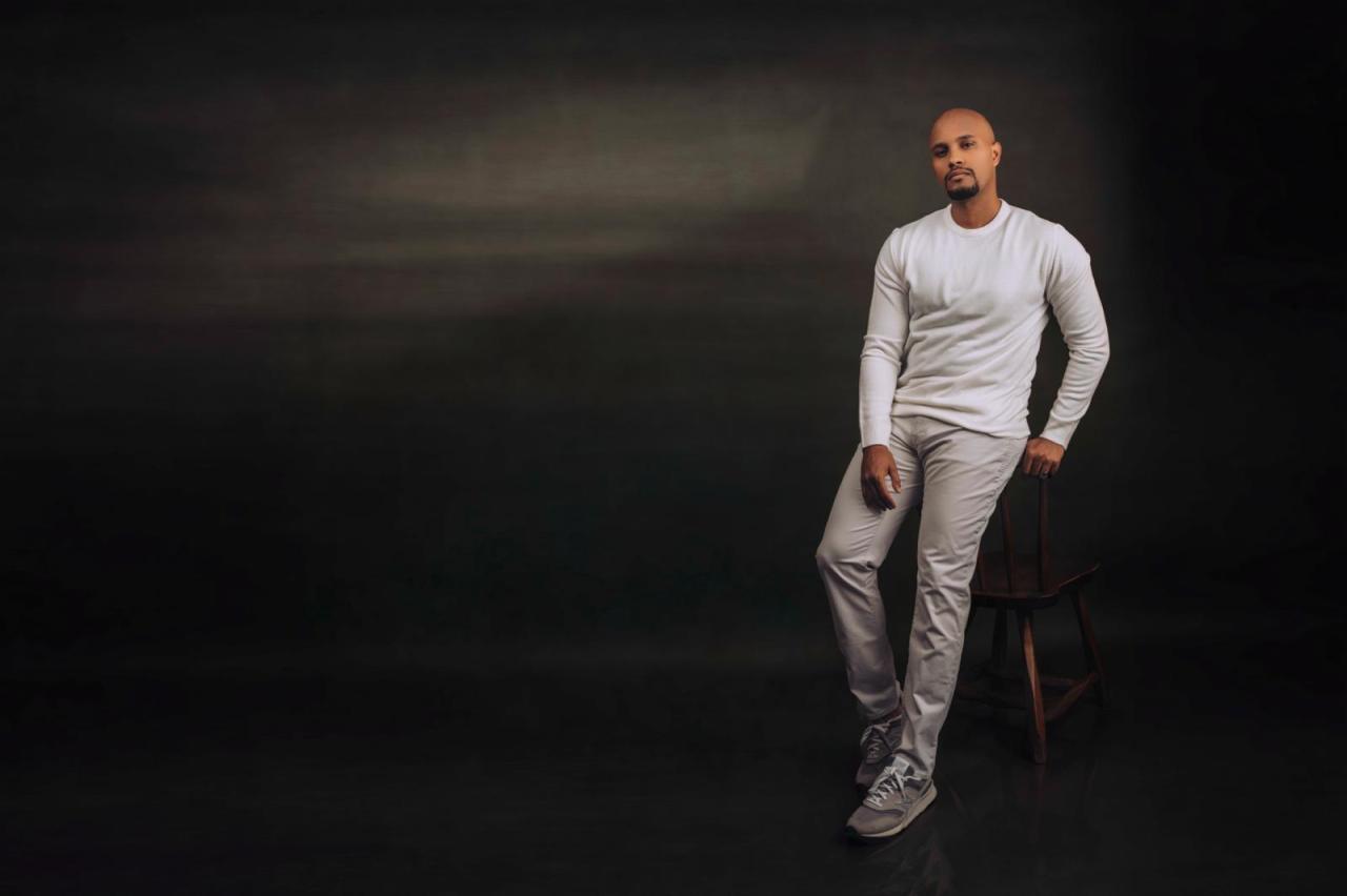 Em estreia internacional, o cantor Elvis Barbosa lança seu primeiro single, “Transforma-me”