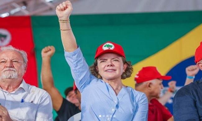 Gleisi Hoffmann (PT-PR) quer proibir CACs e fechar clubes de tiro no Brasil