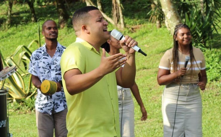 Gustavo Souza canta “Uma forma de canção”, sua primeira canção autoral
