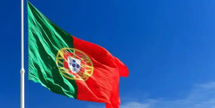 Indignados, brasileiros se unem em protesto contra agência de imigração de Portugal