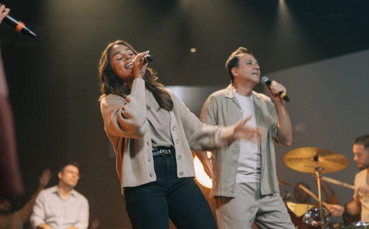 Joe Vasconcelos feat. Julia Vitória em “Clamo Jesus”