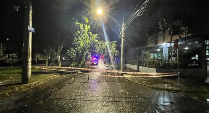 Temporal deixa 1,1 milhão sem luz e bloqueia rodovias no Rio Grande do Sul