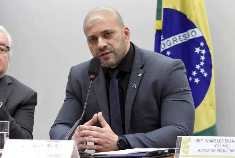 Alexandre de Moraes nega ida de Daniel Silveira para o regime semiaberto e multa advogado do ex-deputado