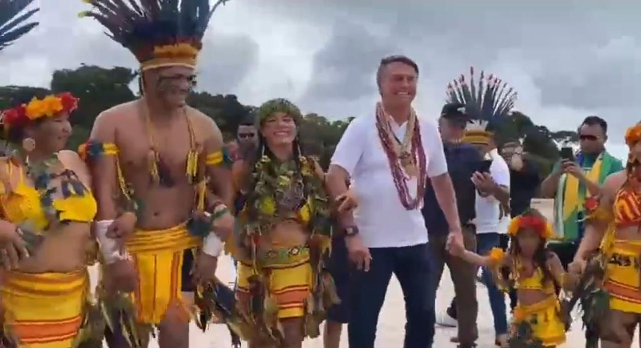 Bolsonaro visita aldeia, dança e joga bola com indígenas