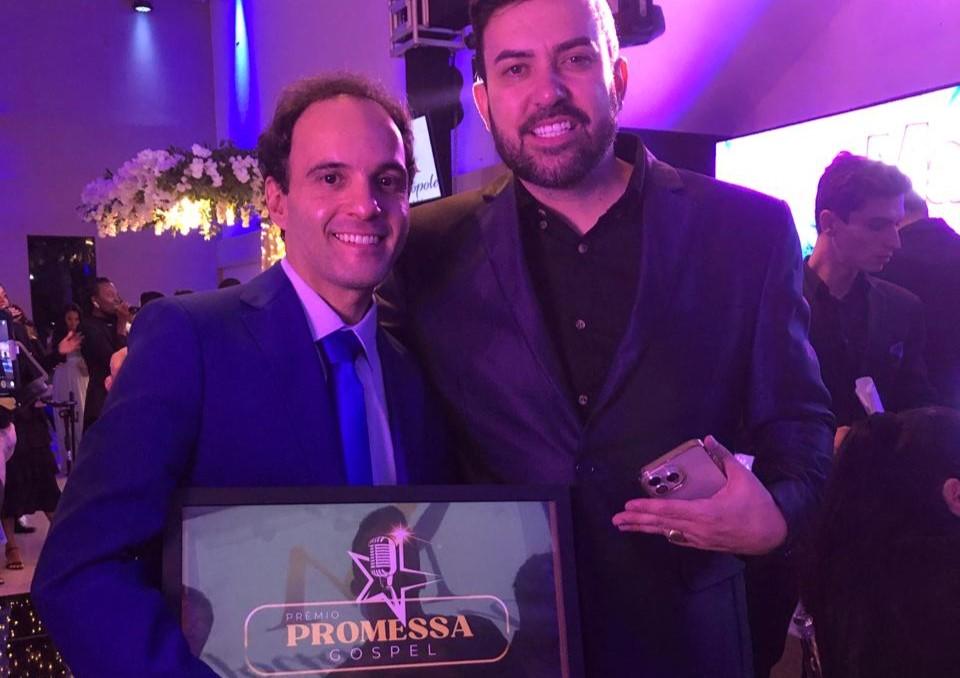 Cantor Edu Silvera vence o Prêmio Promessa Gospel 2024 na categoria Cantor Multi Talento