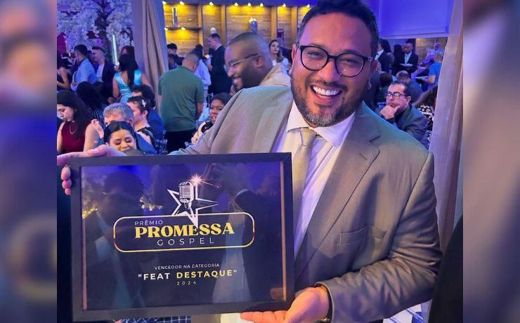 Cantor Everton Mestre recebe o Prêmio Promessa Gospel 2024 na categoria “Feat Destaque do Ano”