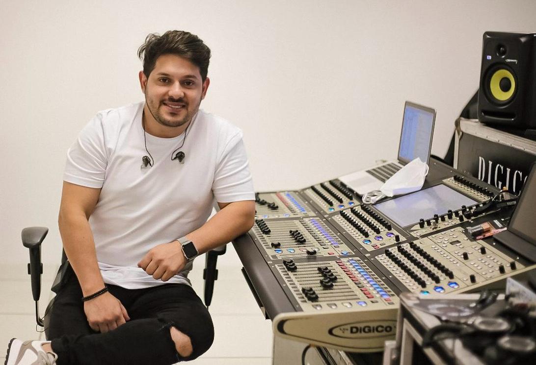 Com uma trajetória de 11 anos, Romário Viana se destaca como um renomado engenheiro de áudio de grandes artistas do cenário gospel
