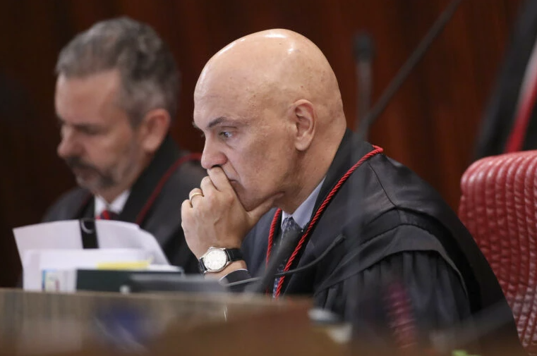 Em Londres, Moraes se nega a falar com jornalistas : ‘Nem a pau’
