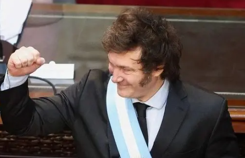 Milei tem vitória no Congresso da Argentina: deputados aprovam ‘Lei Ônibus’