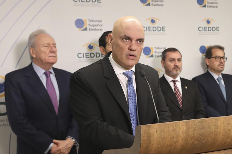 Moraes assina acordos com PF e AGU para ‘monitoramento’ de notícias falsas