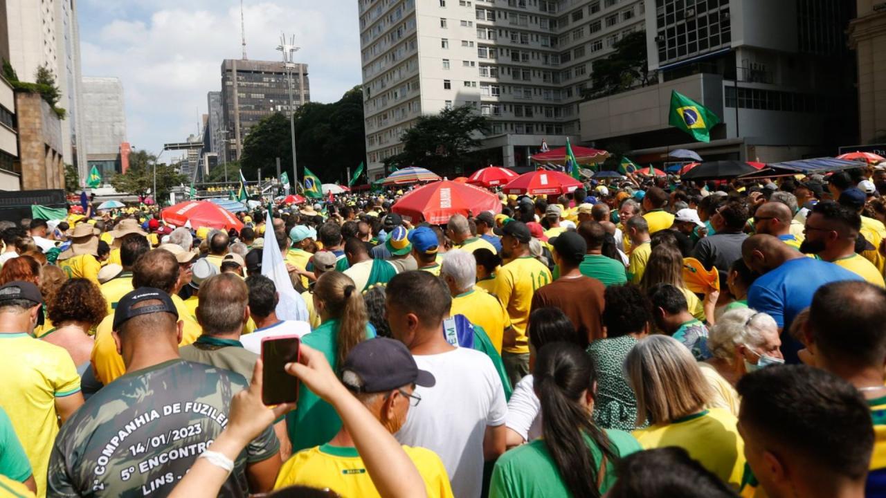 Pesquisa aponta que 41% dos brasileiros se identificam com direita enquanto 18% com esquerda
