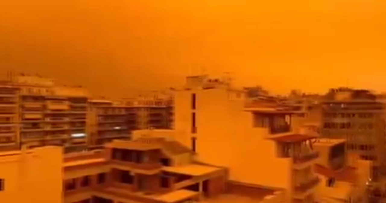 Poeira Deixa Atenas Laranja, E Neve Incomum Cobre Helsinque Durante Primavera Na Europa