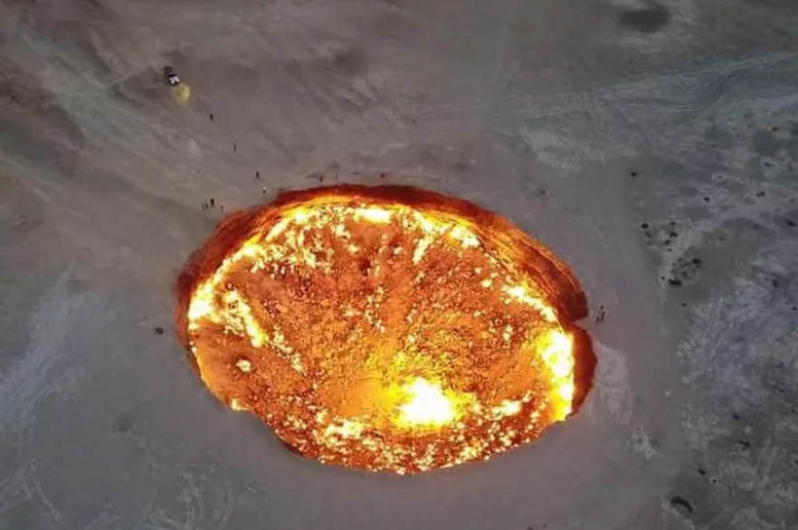 ‘Porta do inferno’: erro humano criou fosso de fogo que arde a mais de 400° há 50 anos; veja fotos