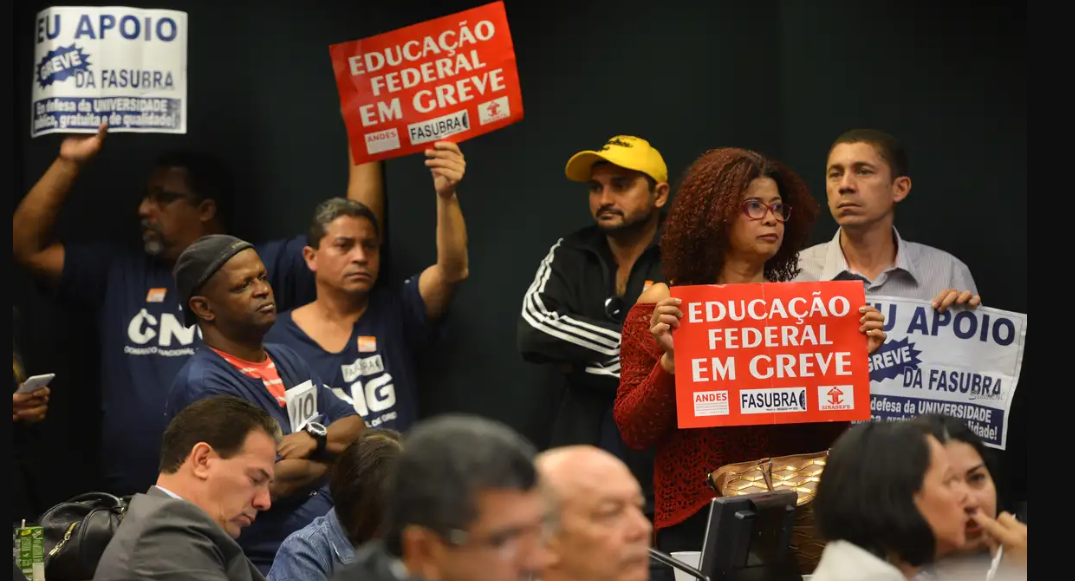 Servidores Nacionais da Educação anunciam greve em 360 unidades de ensino